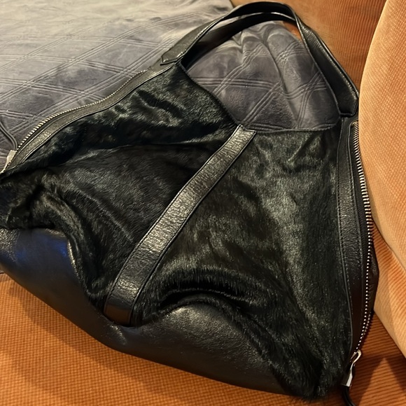 Black leather bag with pony fur on sides - Picture 7 of 7